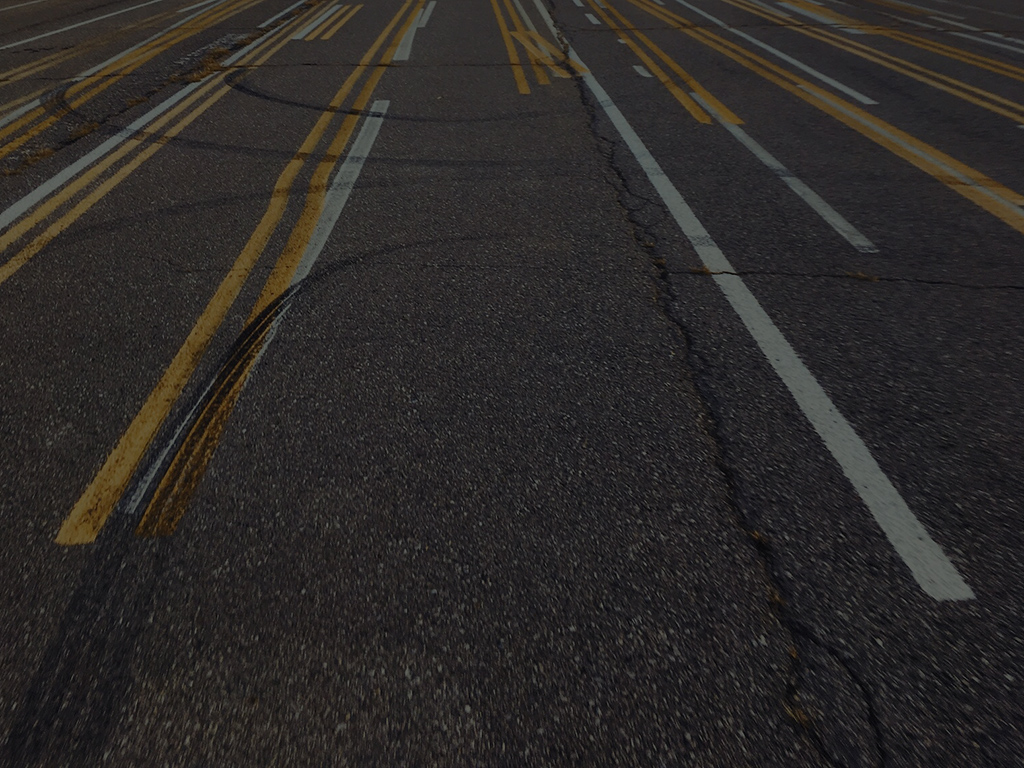 Hintergrundbild Rennstrecke Bremsspuren Asphalt